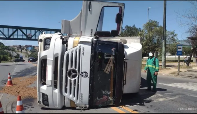 Acidente entre carreta e caminhonete complica trânsito na BR-101 em São Mateus