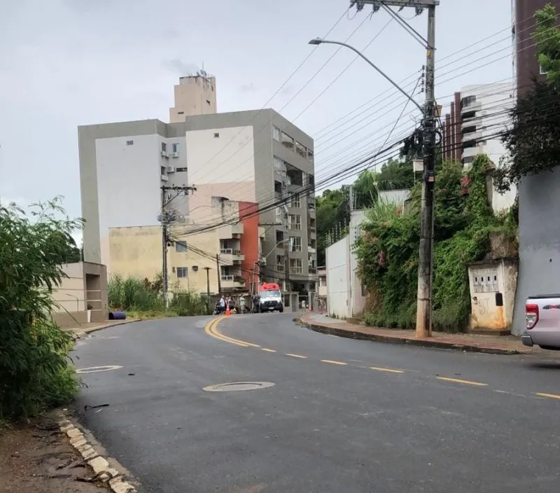 Acidente entre motocicleta e camionete deixa motociclista com fratura exposta, no bairro Maria das Graças, em Colatina
