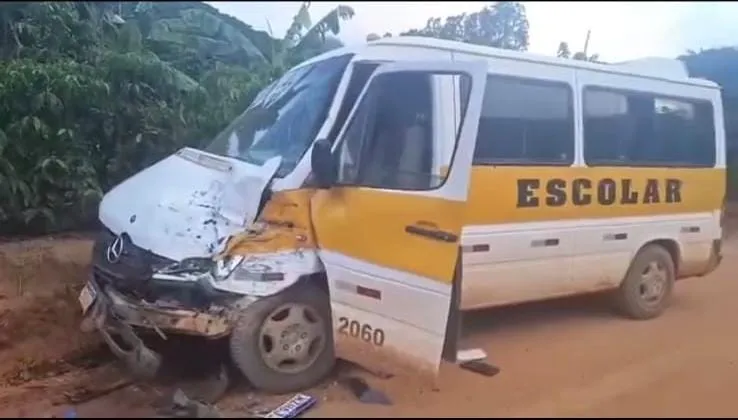 Van escolar se envolve em acidente em Marilândia; motorista sofre fratura