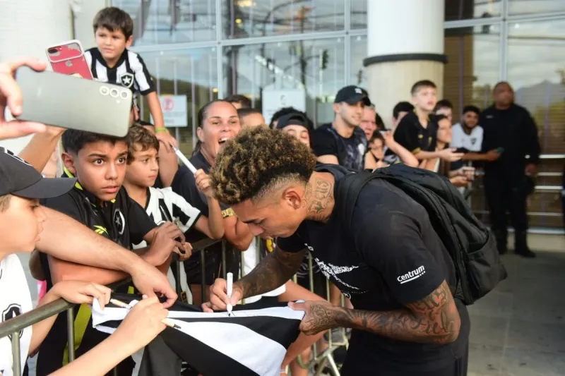 Botafogo desembarca em Vitória e recebe apoio da torcida antes de jogo contra o Madureira