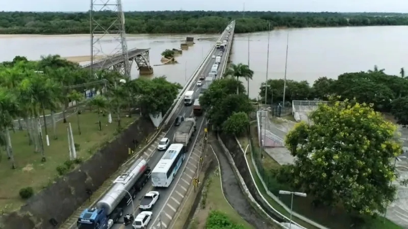 Acidente entre caminhões gera congestionamento na ponte sobre o Rio Doce, em Linhares