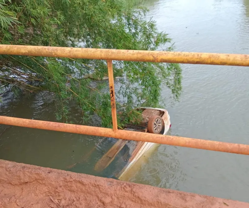 Motorista perde controle e cai de ponte em Colatina; carro fica de rodas para cima e submerso