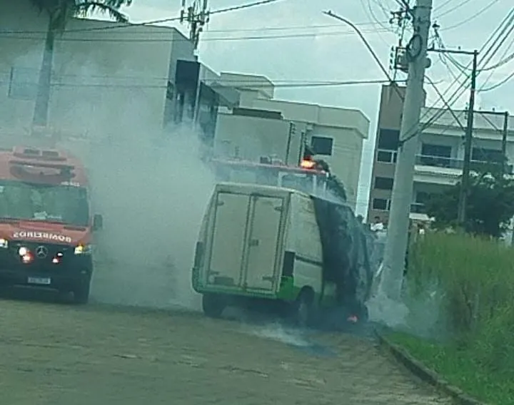 Van colide em poste, pega fogo e motorista sofre queimaduras em Colatina