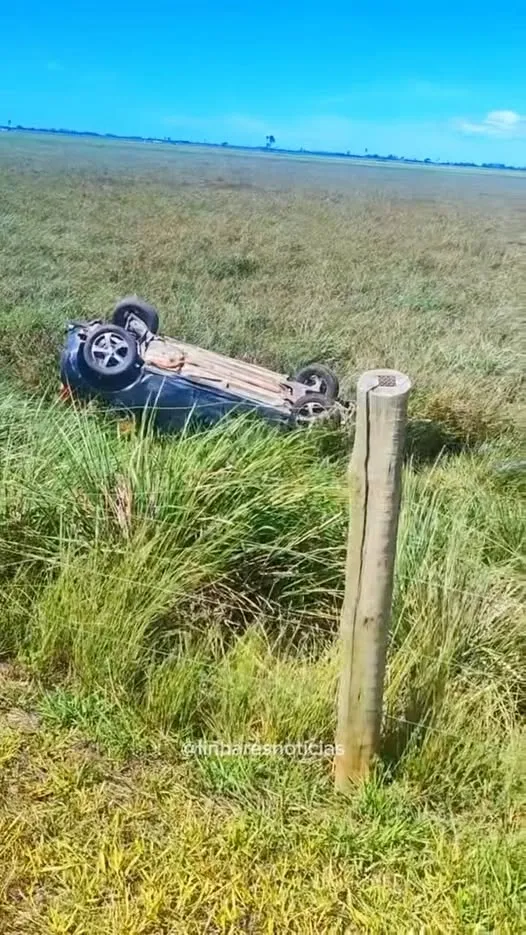 Carro capota em rodovia entre Linhares e Pontal do Ipiranga e motorista sai com ferimentos leves