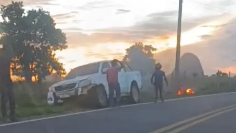 Motociclista morre em colisão com caminhonete na ES 220, em Nova Venécia; moto pegou fogo após o impacto