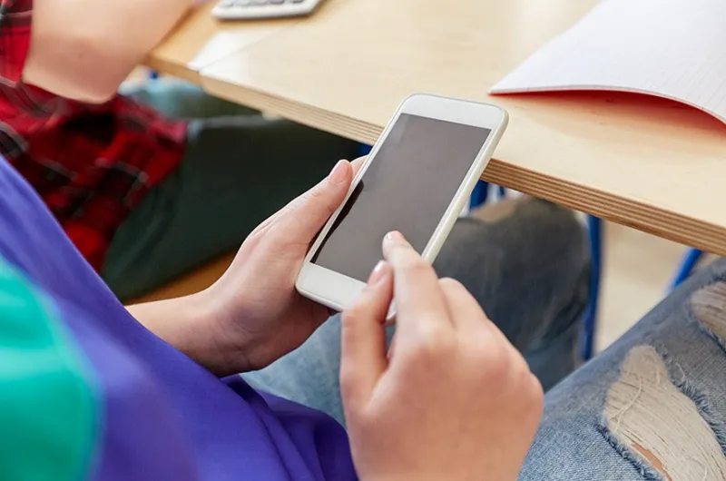 Proibição de celulares nas escolas: veja como está a adaptação em Colatina