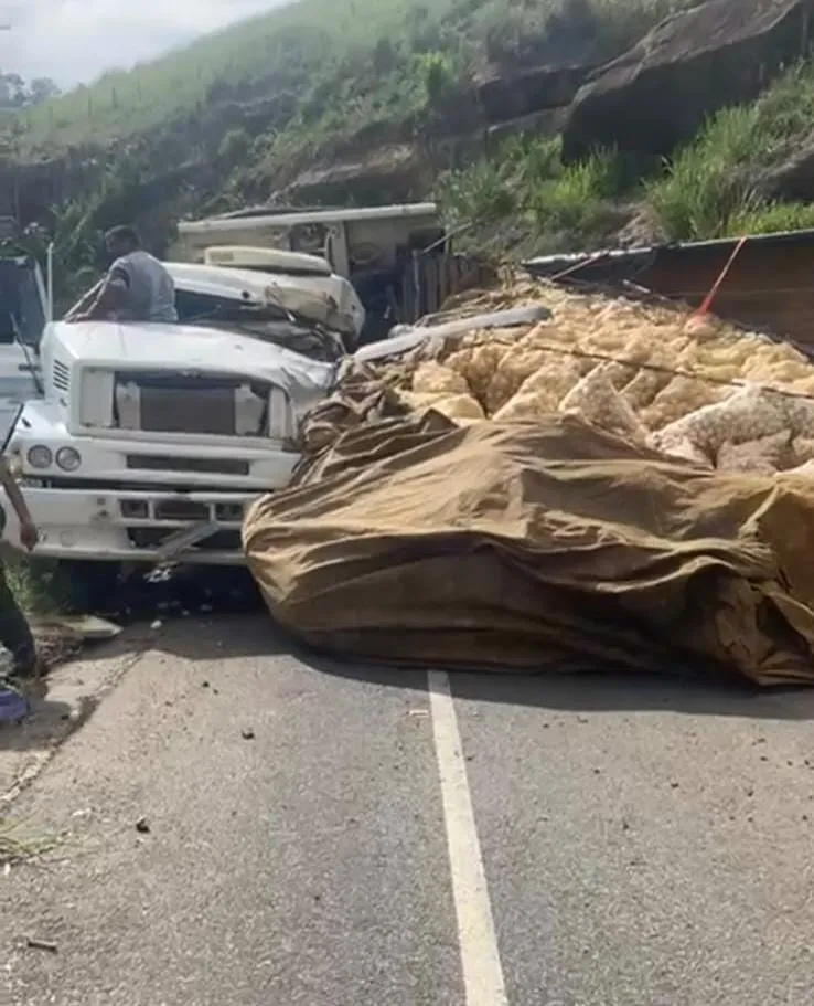 Colisão entre carretas mata jovem motorista em Colatina nesta terça-feira (1º)
