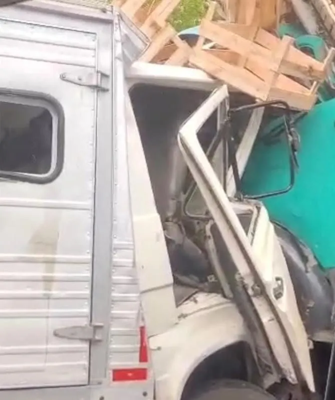 Áudio e vídeo: colatinense envolvido em acidente entre caminhões na estrada que liga Colatina a Linhares grava áudio e narra momento do impacto