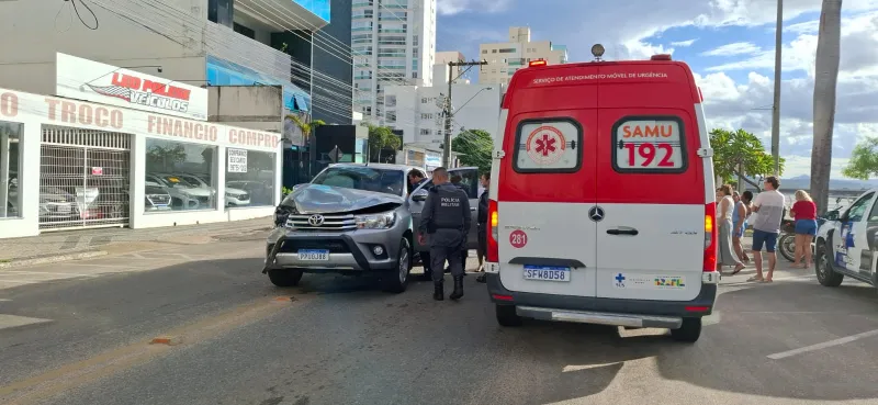 Acidente na Avenida Beira Rio em Colatina deixa motorista ferida e causa danos a dois veículos