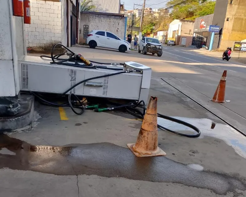 Motorista arranca com mangueira ainda acoplada e derruba bomba de combustível em posto de Colatina