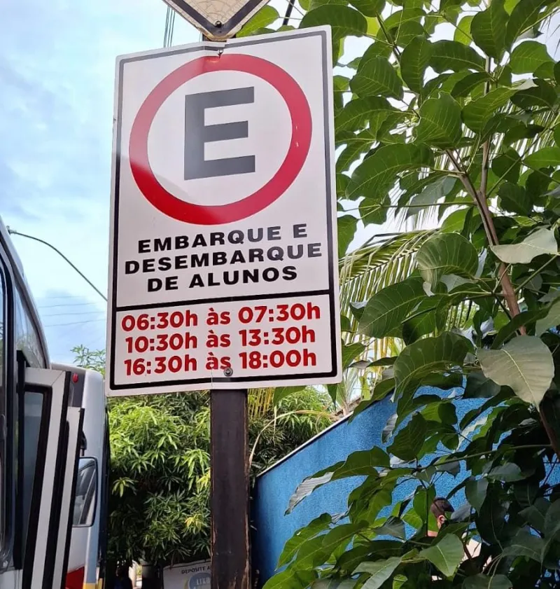 Comunidade: carros ocupam vagas de ônibus escolar e colocam segurança de alunos em risco em Colatina