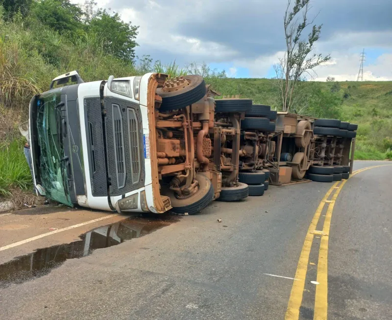 Vídeo: carreta carregada de madeira tomba na ES-446 em Colatina; acidente ocorre em via alternativa usada após interdição de pontes
