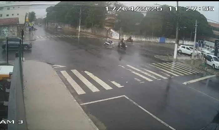 Vídeo mostra momento em que motos colidem em cruzamento perigoso de Linhares e deixa dois feridos