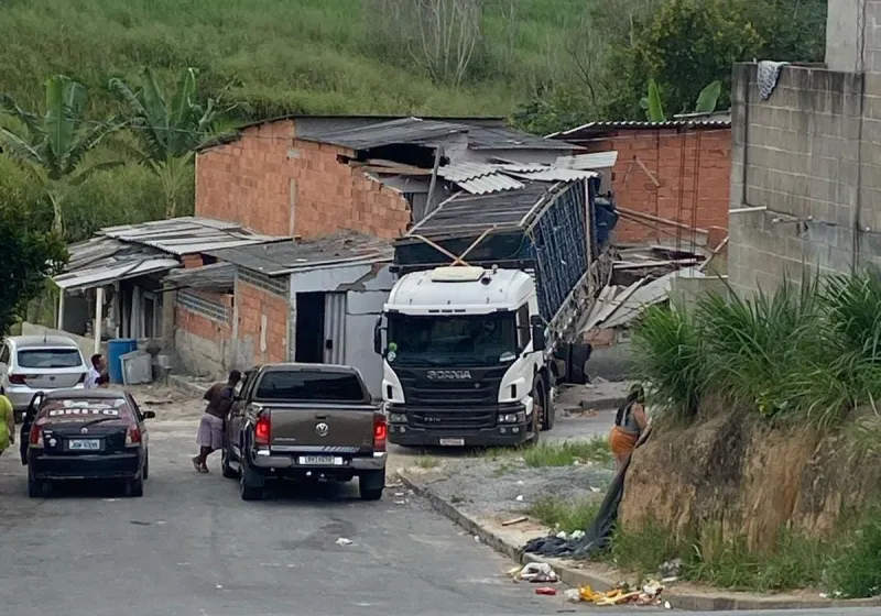 Cena impactante: caminhão desgovernado atinge residência durante a madrugada em Linhares