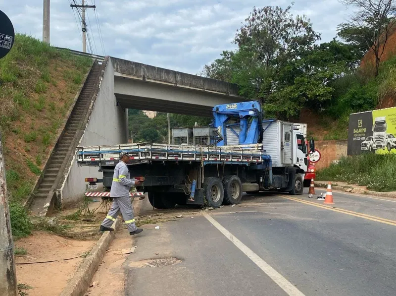 Vídeo: caminhão perde o controle ao descer o Anel Rodoviário no sentido Carlos Germano Naumann, próximo ao viaduto em Colatina