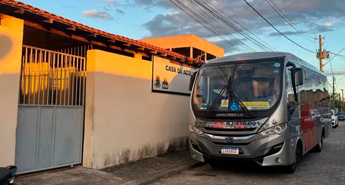 Crise entre prefeituras: 12 pessoas em situação de rua foram deixadas em Linhares por ônibus da Prefeitura de Cabo Frio