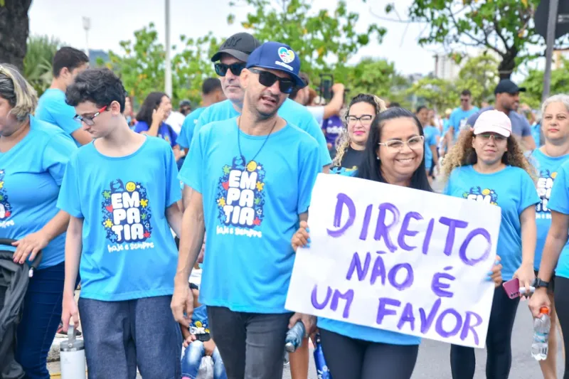 Caminhada pela conscientização do autismo reúne milhares de pessoas na Praia de Camburi