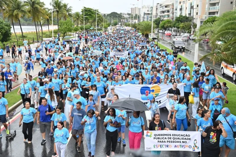 Caminhada pela pessoa com autismo espera reunir 5 mil pessoas na orla de Camburi, em Vitória, neste domingo (6)