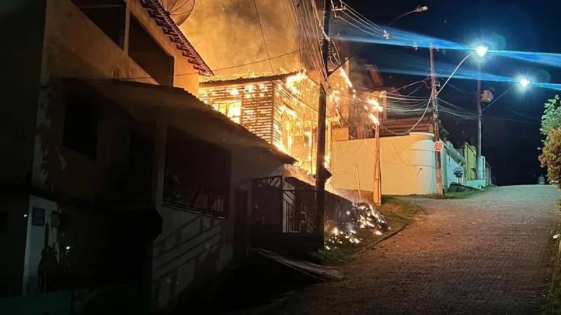 Casa é destruída por incêndio no Centro de João Neiva; Polícia investiga possível ação criminosa