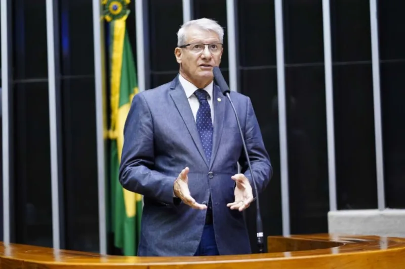 Paulo Foletto pede retirada de assinatura de requerimento de urgência para projeto que prevê anistia a golpistas