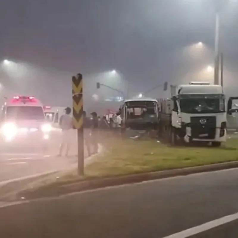 Acidente entre ônibus e carreta deixa uma pessoa morta e vários feridos em Sooretama