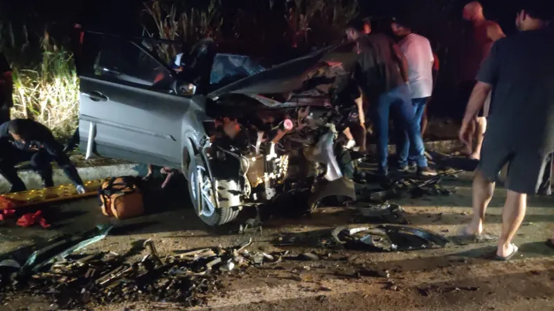 Colisão frontal entre dois carros deixa mãe e filho mortos e dois feridos graves entre São Domingos do Norte e Colatina