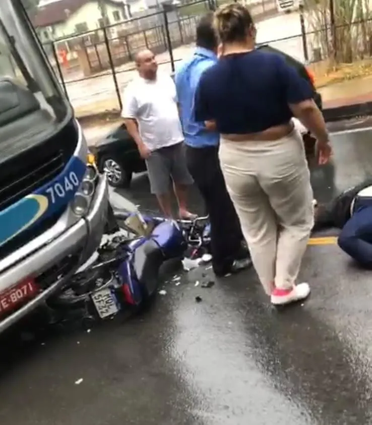 Motociclista se envolve em acidente com ônibus na manhã deste sábado (17), em Colatina