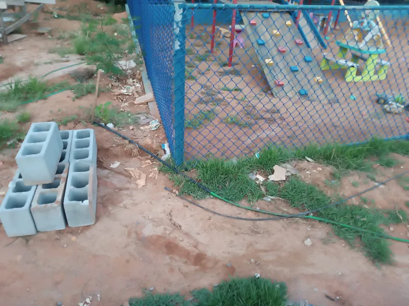 Comunidade: moradores denunciam supostas obra irregular com entulho e riscos a crianças em parquinho, em Colatina