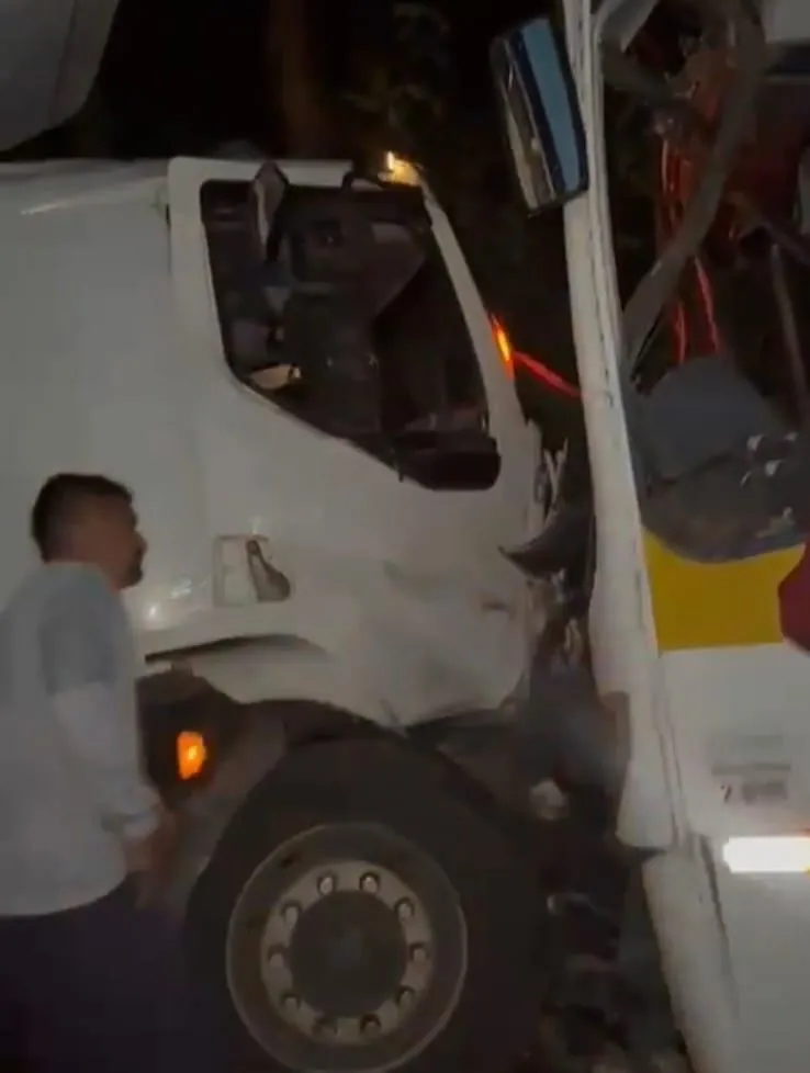 Mais um acidente com alunos do Ifes: ônibus colide contra caminhão entre São Roque do Canaã e Santa Teresa