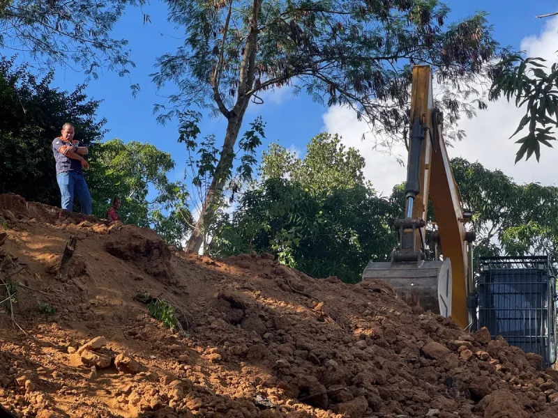 Casas condenadas são demolidas em Colatina