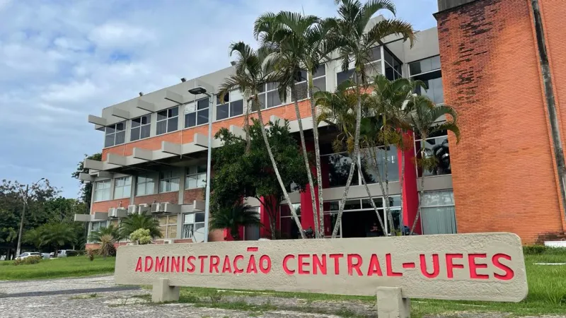 Ufes expulsa dois alunos e suspende outros 16 por venda de prova hackeada no curso de Medicina