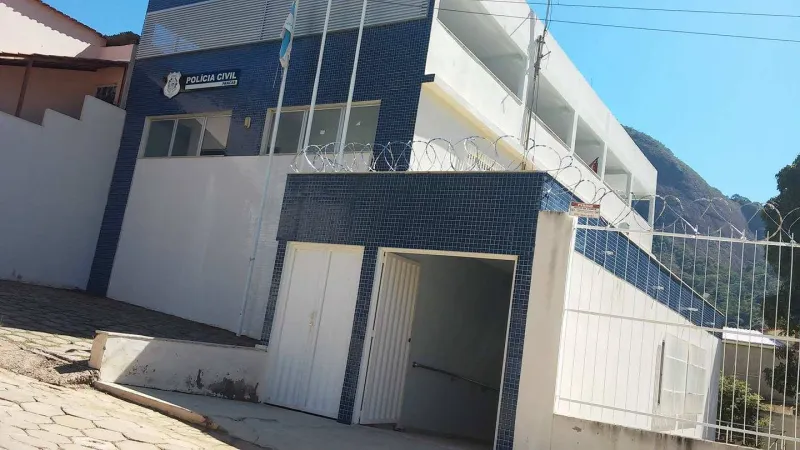 Criança de 4 anos é encontrada sozinha de madrugada dentro de casa em Pancas