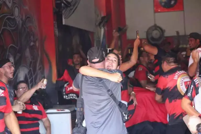 Torcedores do Flamengo lotam bares de Colatina para comemorar virada histórica sobre o Chelsea no Super Mundial
