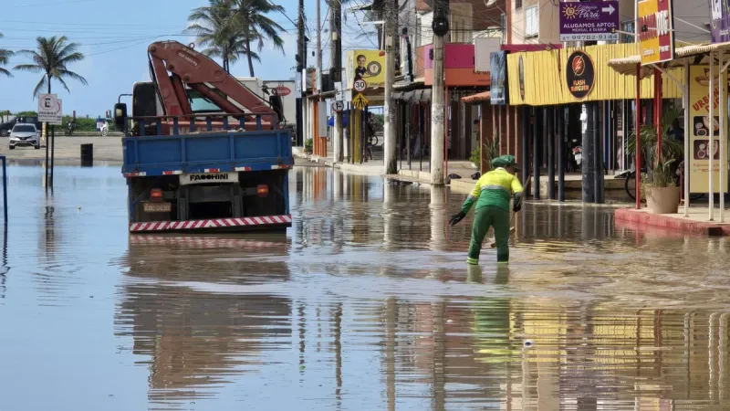 Fortes chuvas alagam ruas e casas em Guriri, e prefeitura de São Mateus monta ponto de apoio emergencial