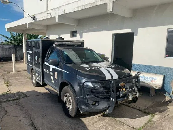 Dupla é executada a tiros dentro de carro no Centro de Sooretama