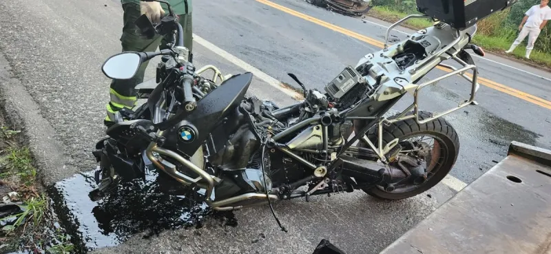 Colisão entre moto de alta cilindrada e carro interdita BR-101 em Sooretama e deixa motociclista gravemente ferido