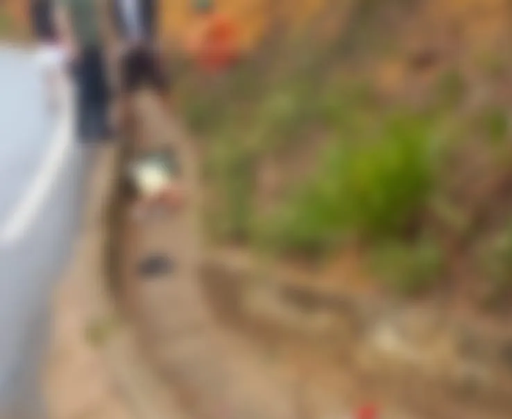 Motociclista fica gravemente ferido após colidir contra carro e cair em canaleta em Colatina