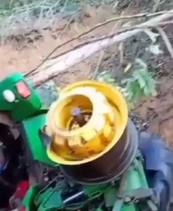 Vídeo: trator despenca de barranco após falha mecânica em cidade do Noroeste do Estado