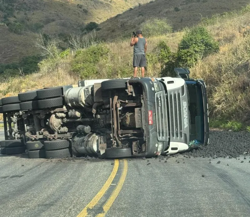 Mais um tombamento na ES-446 em Colatina: estrada registra acidente com carreta de carvão na tarde deste domingo (6)