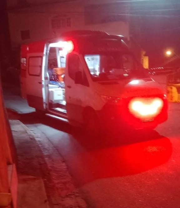 Casal fica ferido após acidente entre moto e veículo com reboque em Colatina
