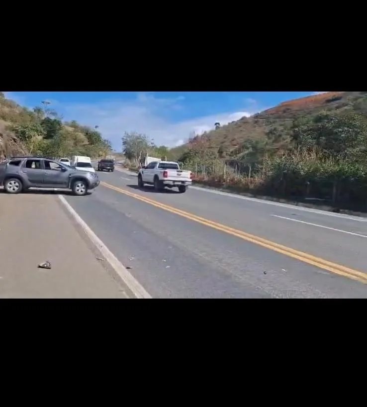 Ultrapassagem irregular provoca acidente entre dois carros na BR-259, em Colatina; motorista foge sem prestar socorro