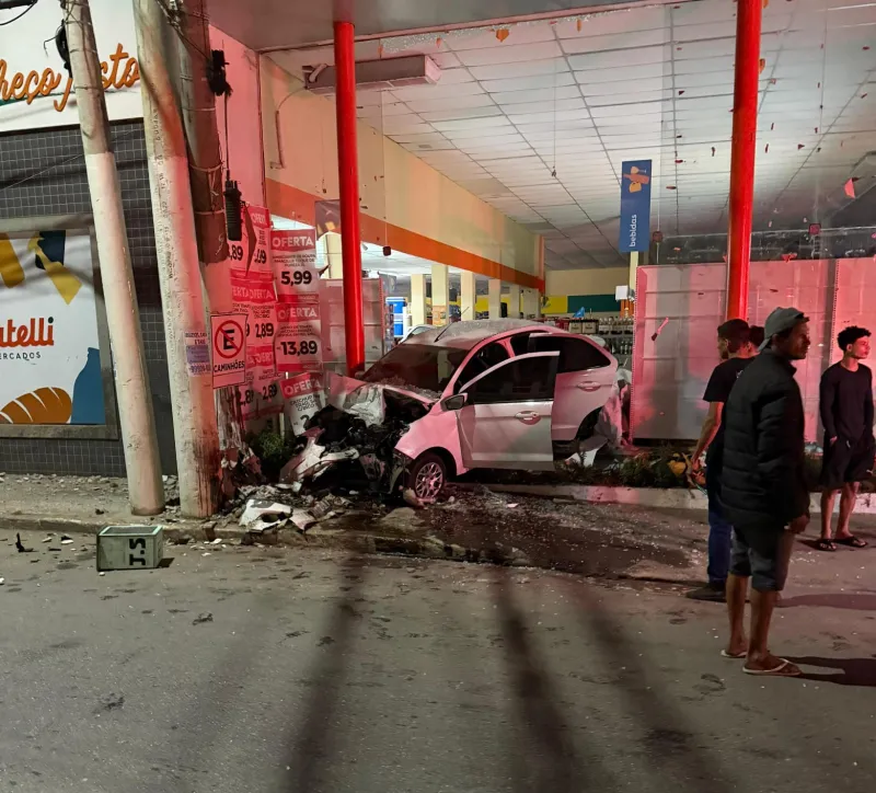 Carro invade supermercado, e motorista deixa passageira ferida e foge sem prestar socorro em Colatina