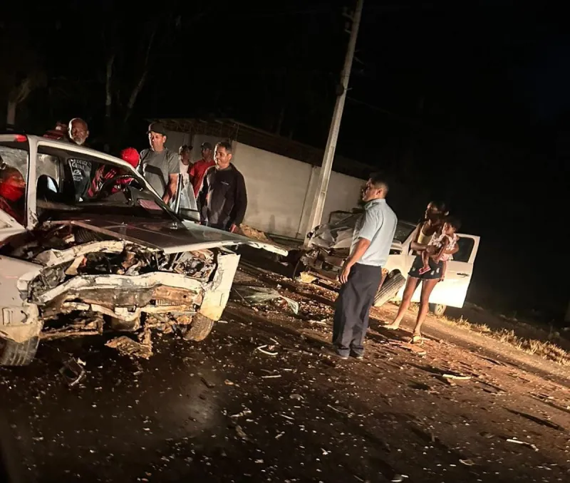 Vídeo flagra momento exato de colisão frontal que deixou feridos em Linhares