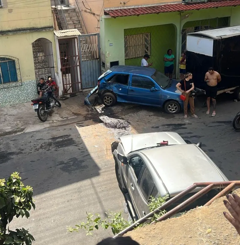 Caminhonete despenca de rotatória e atinge outro veículo em Colatina