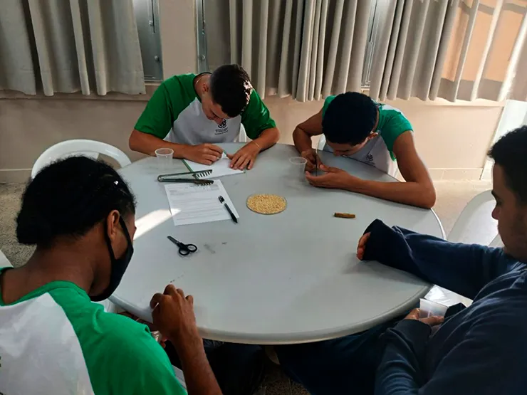 Estudantes de Colatina simulam seleção natural com tecnologia e práticas interdisciplinares