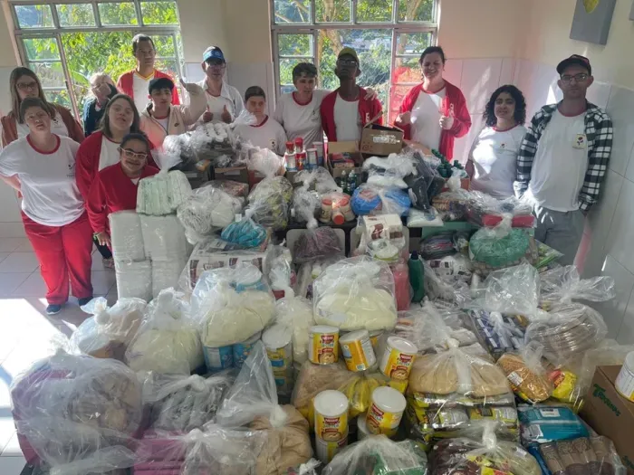 Ipem-ES realiza doação de materiais para Associação Pestalozzi de Santa Teresa