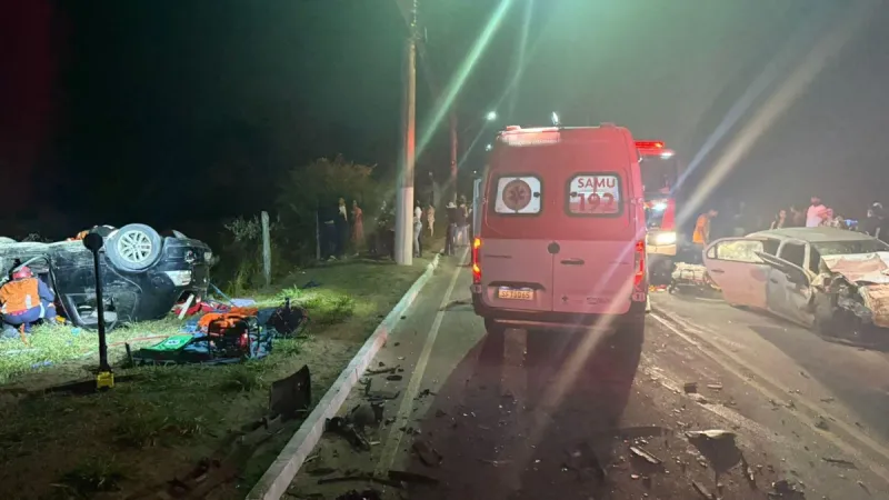 Colisão frontal entre dois carros deixa sete feridos em São Mateus