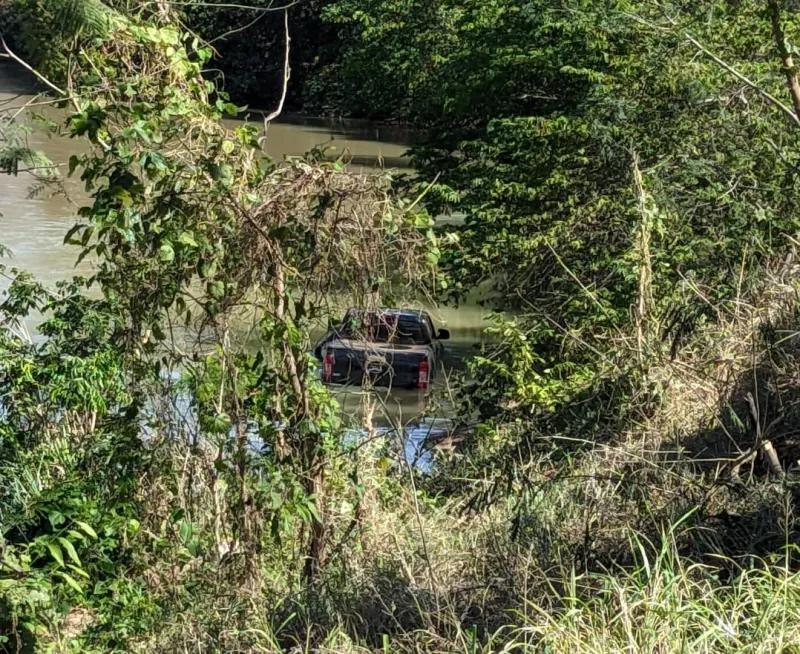 Veículo capota e cai no Rio Guandu na zona rural de Baixo Guandu