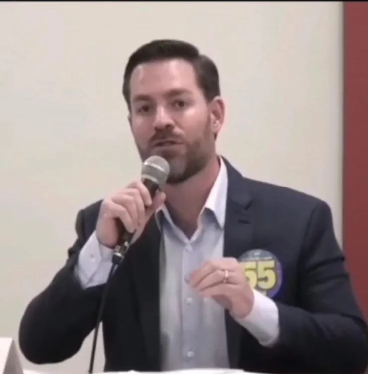 Vídeo nas redes expõe contradição: em campanha Renzo prometeu eleições diretas e agora envia projeto para extinguir a votação nas escolas, dizem educadores