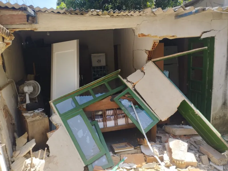 Caminhão desgovernado destrói casa em Colatina e criança escapa por segundos da tragédia